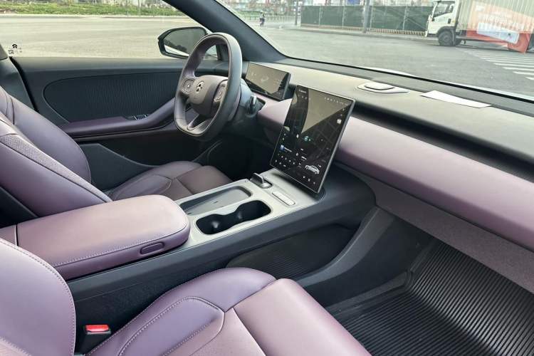 Used Nio ET5 2024 75 kWh Interior 8