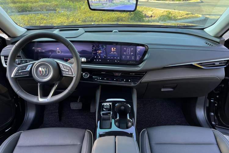 Used Buick Envision 2025 Encore Plus 28T Two-Wheel-Drive Platinum Edition