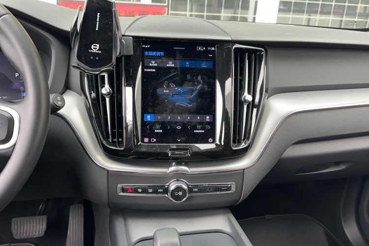 Used Volvo XC60 2022 B5 4x4 Zhiyi Luxury Edition Audio And AC Panel