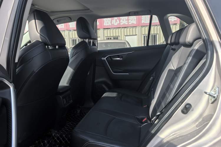 Used Toyota Wildlander 2022 2.0L CVT 4x4 Luxury PLUS Edition Interior 2