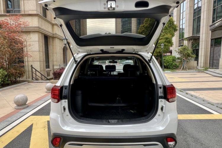 Used Mitsubishi Outlander 2020 2.0L Two-Wheel Drive Enjoyment Version 5 Seats Exterior 3