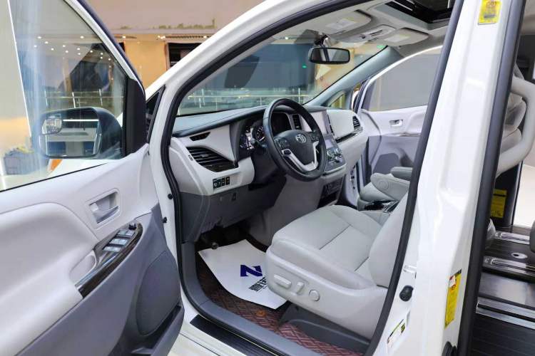 Used Toyota SIENNA  Interior 1