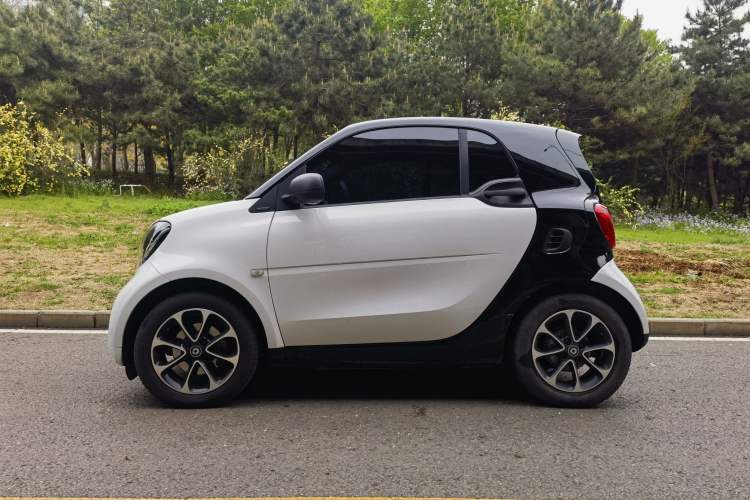 Used smart fortwo 2015 1.0L 52 kW Hardtop Passion Edition Exterior 4