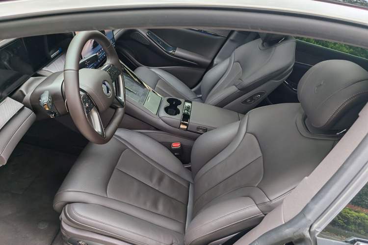 Used Denza Z9 2024 1100 km Four-Wheel Drive Max Version
