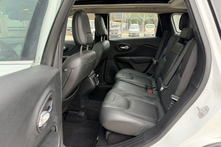 Used Jeep Cherokee 2016 2.4L Leading Edition
