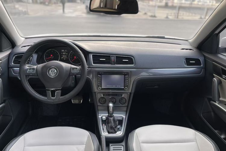 Used Volkswagen Cross Lavida 2014 1.4TSI DSG
