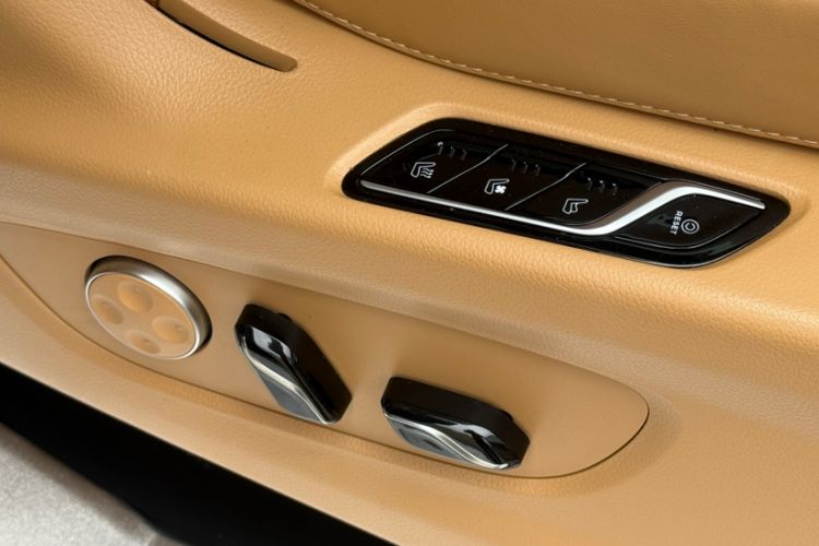 Used VOYAH Dream 2024 PHEV Ultra-Long Range Flagship Edition Interior 3