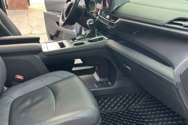 Used Toyota SIENNA 2021 2.5L Hybrid Premium Edition Interior 6