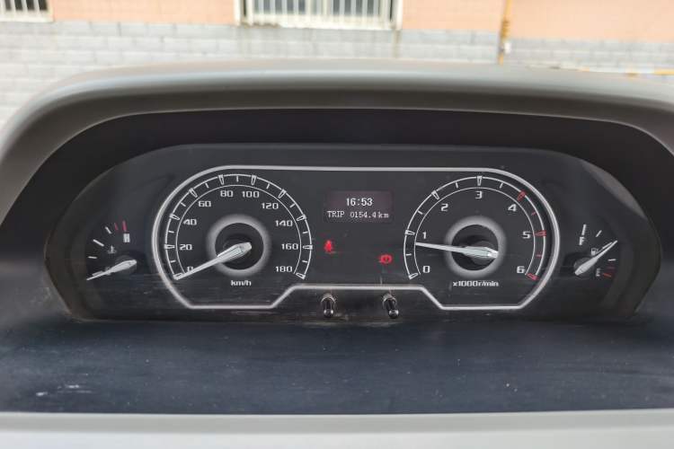 Used SAIC MAXUS Xintu V80 2018 2.5T 6-speed manual Aoyuntong short-wheelbase ultra-low roof 5- or 6-seat model Interior 4