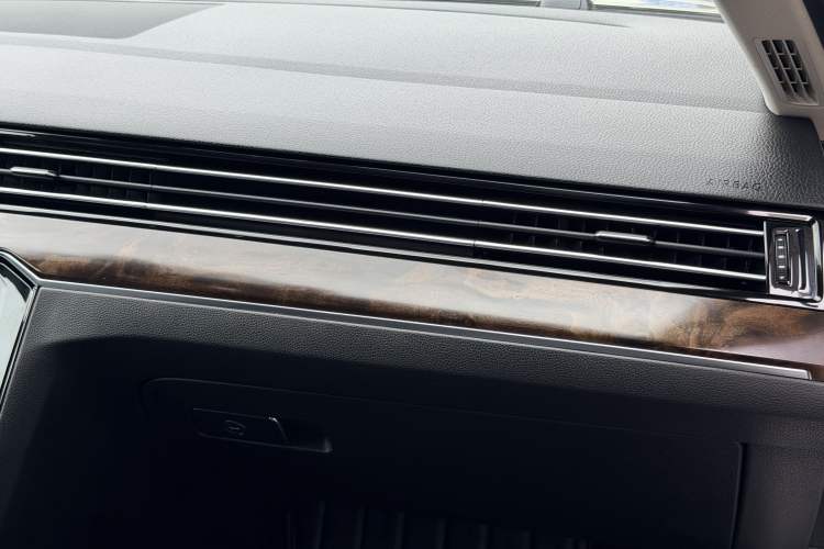 Used Volkswagen Magotan 2019 330TSI DSG Luxury Version China VI Standard Interior 3