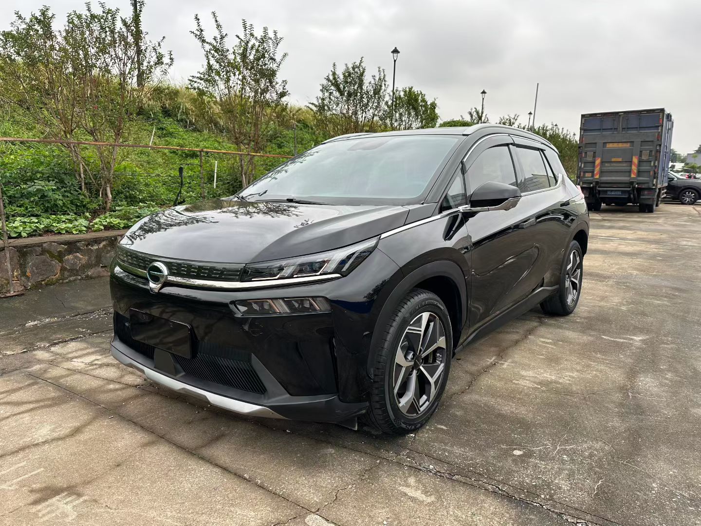 Под передней частью автомобиля