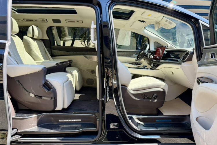 Used Denza D9 2025 DM-i Smart Drive 1020 Four-Wheel Drive Premium Model Interior 7