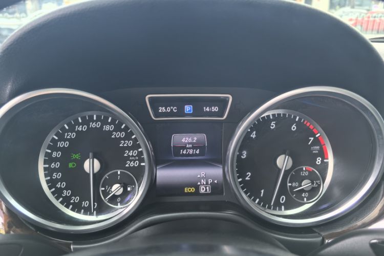 Used Mercedes-Benz M-Class 2015 ML 400 4MATIC Dynamic Model Odometer Close Up