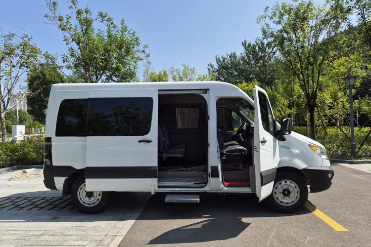 Used JAC Sunray 2022 2.0T Fuel-Efficient King PLUS Express Version Mid-axle 5-6 Seats HFC4DB3-2E4