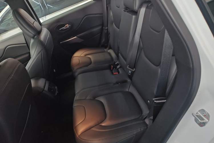 Used Jeep Cherokee 2019 2.0T Two-Wheel Drive Smart Enjoyment Version China VI