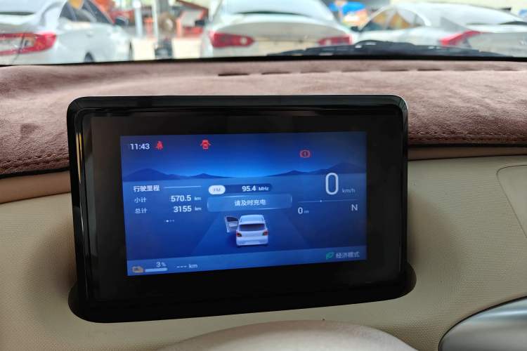 Used Wuling Hongguang MINIEV 2025 Four-Door Version Advanced Edition Odometer Close Up