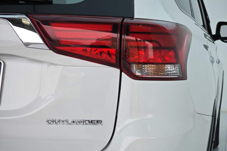 Used Mitsubishi Outlander 2019 2.4L 4x4 Zhi Xiang Edition 5 Seats China VI Standard
