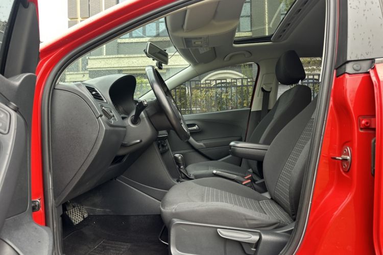 Used Volkswagen Polo 2016 1.6L Automatic Comfort Model Interior 2