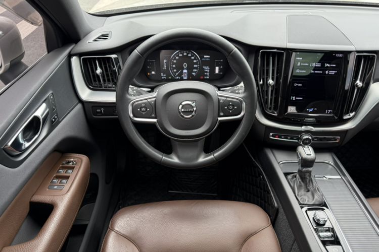 Used Volvo XC60 2021 T5 4x4 Smart Luxury Edition Interior 4