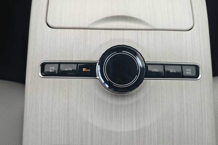 Used Geely Galaxy E8 2024 665 km Range Rear-Drive Starship Long-Range Version
