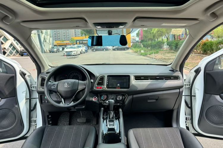 Used Honda Vezel 2016 1.8L CVT Front-Wheel Drive Pioneer Edition Interior 3