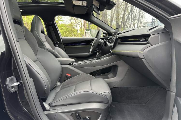 Used Lynk & Co 03 2025 2.0TD DCT Champion Edition Pro Interior 4