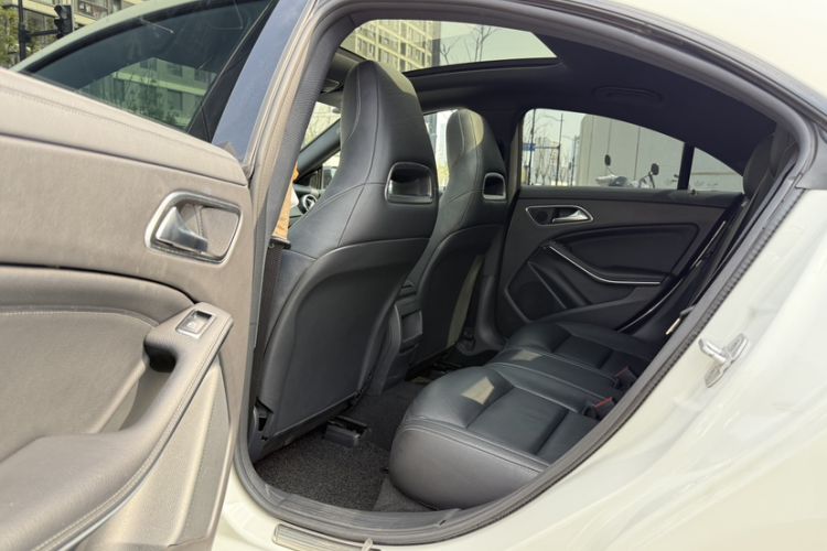 Used Mercedes-Benz CLA 2014 CLA 260 4MATIC Interior 1