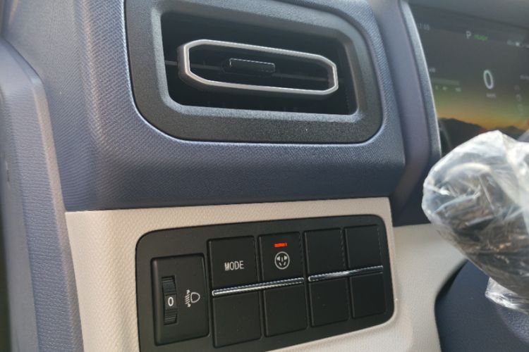 Used SRM New Energy E3L 2026 Model 325 KM CATL 41.86 kWh Smart Luxury 6/9-Seater Passenger Vehicle Interior 6