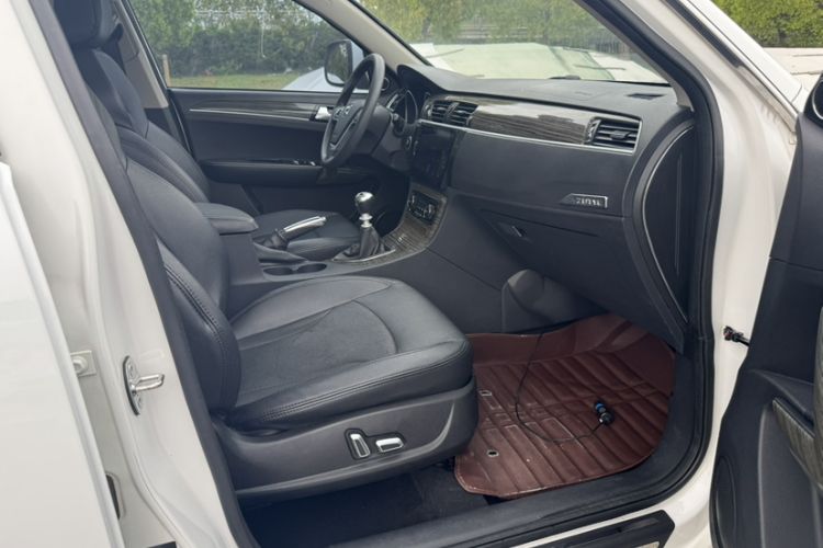 Used Zotye T600 2015 1.5T Manual Luxury Model Interior 4