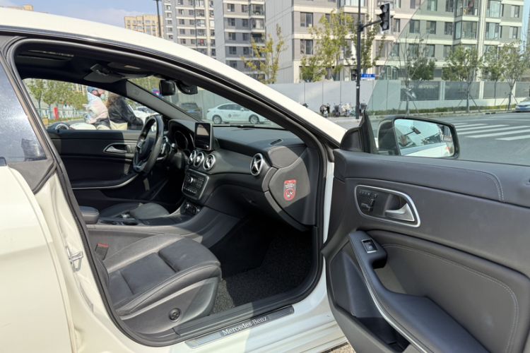 Used Mercedes-Benz CLA 2014 CLA 260 4MATIC Interior 7