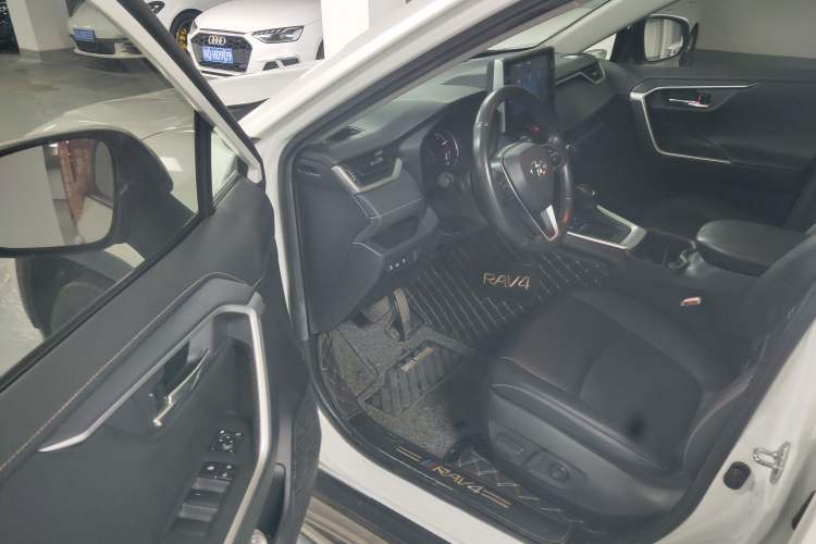 Used Toyota RAV4 2020 2.0L CVT Two-Wheel Drive Fashion PLUS Edition Interior 6