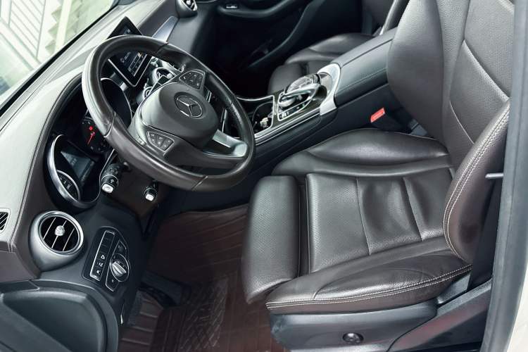 Used Mercedes-Benz GLC 2017 GLC 260 4MATIC Luxury Model Interior 4