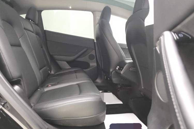 Used Tesla Model Y 2022 Long-Range All-Wheel-Drive Version Interior 3