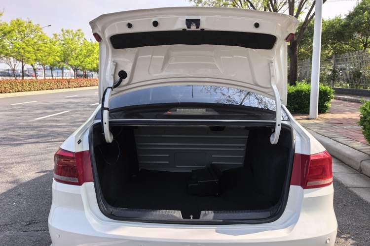 Used Volkswagen Santana 2015 1.6L Manual Fashion Edition Trunk