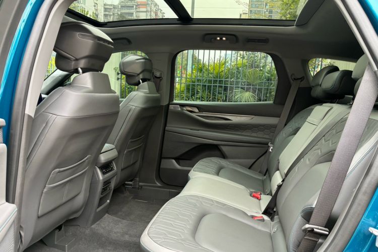 Used Ford Edge 2023 Ford Explorer L 2.0T EcoBoost Two-Wheel Drive 7-Seater Luxury Model Interior 4