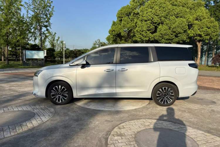 Used Wuling Starlight 730 2025 Model Pure Electric 500km Luxury Edition

