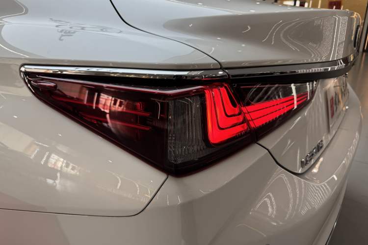 Used Lexus ES 2023 200 Excellence Edition Exterior 6