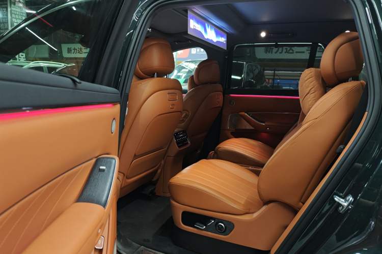 Used Hima AITO M8 2025 Extended-Range Ultra Version 53.4 kWh 6-Seater Edition Interior 5