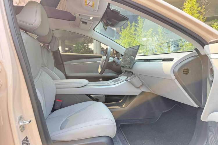 Used XPeng MONA M03 2024 620 with Ultra-Long Range Interior 6