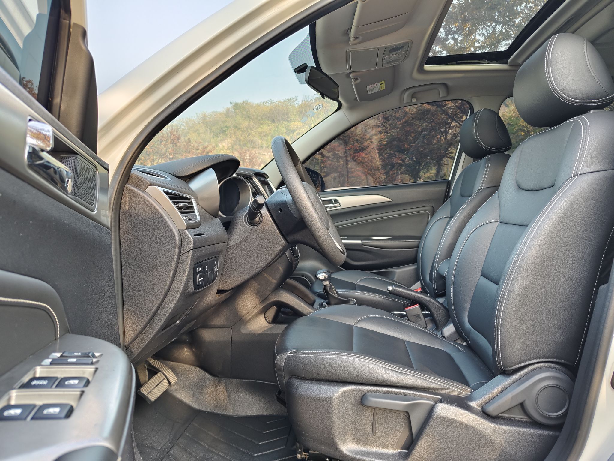 المقاعد الأمامية داخل السيارة