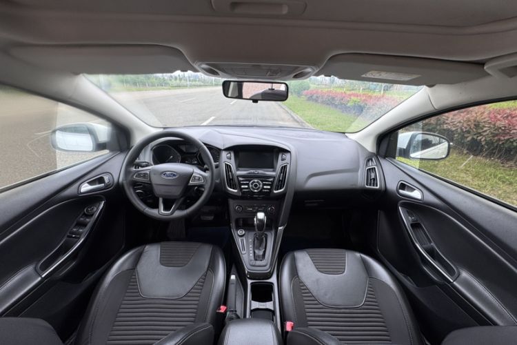 Used Ford Focus 2018 Sedan Classic 1.6L Automatic Trendy SmartDrive Edition Interior 2