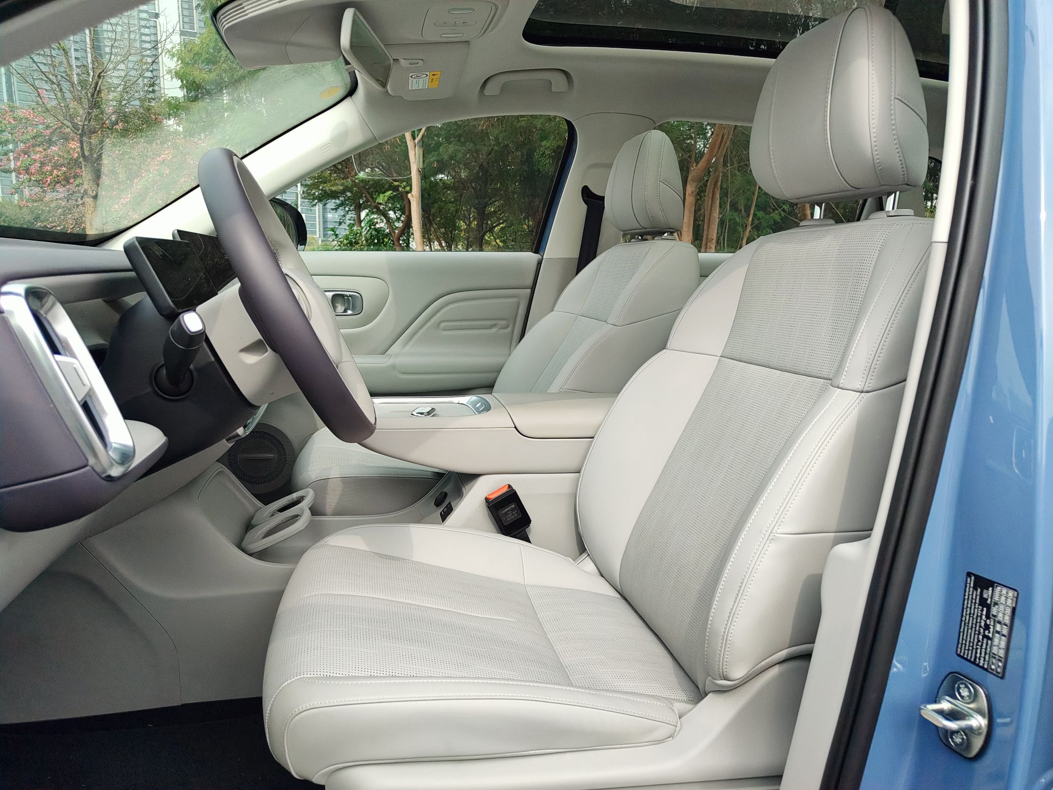 المقاعد الأمامية داخل السيارة