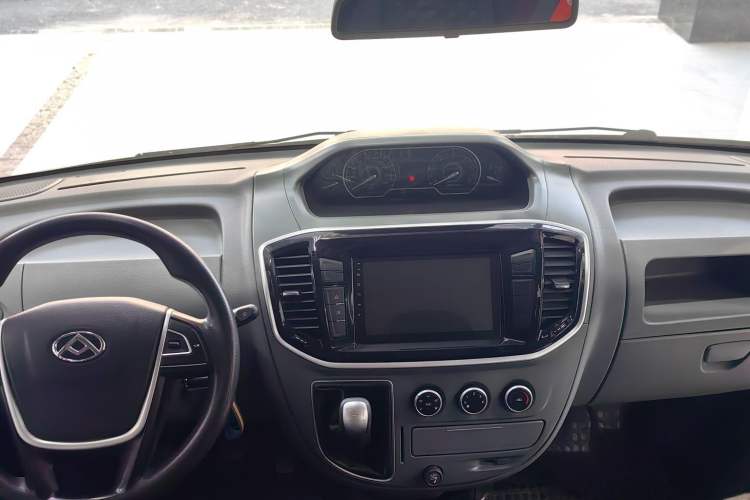 Used SAIC MAXUS Xintu V80 2019 2.5T Classic Model 6-Speed Manual Aotong Long Wheelbase Mid-Height 7-Seater
