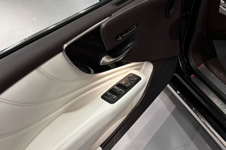 Used Lexus LS 2018 500h Executive Edition China VI Interior 11