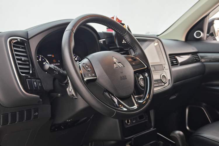 Used Mitsubishi Outlander 2019 2.4L 4x4 Zhi Xiang Edition 5 Seats China VI Standard
