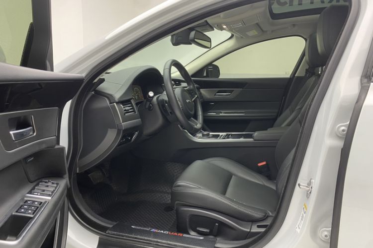 Used Jaguar XFL 2020 XFL 2.0T P200 Two-Wheel-Drive Rally Flag Edition Interior 4