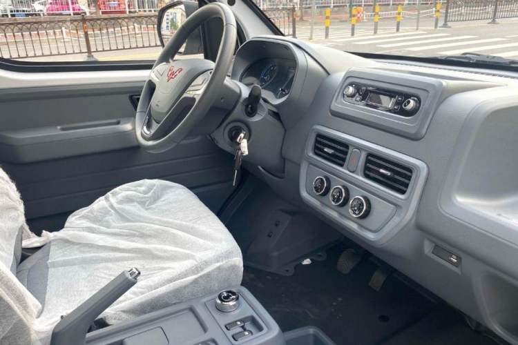 Used Wuling Yangguang 2024 300KM Comfort Version Passenger Van 75kW