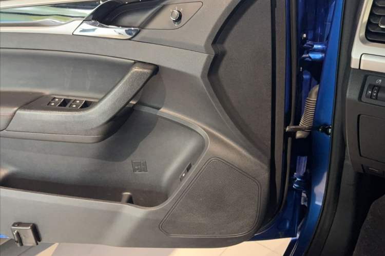 Used SAIC MAXUS T60 2017 2.0T Gasoline Automatic 4x4 High-Ride Flagship Long-Wheelbase Version