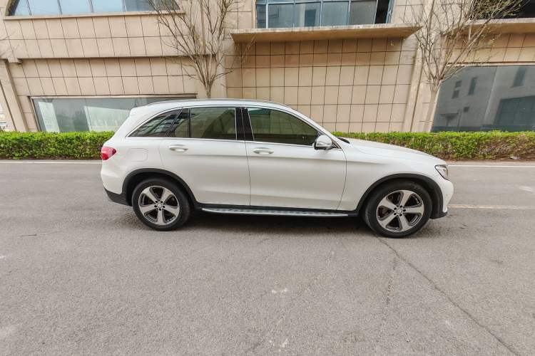 Used Mercedes-Benz GLC 2016 GLC 260 4MATIC Luxury Model Exterior 3