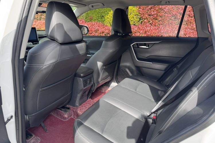 Used Toyota RAV4 2022 2.0L CVT Two-Wheel Drive Fashion Edition Interior 3